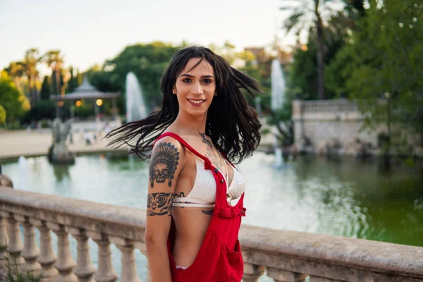 Ladyboy tatuado transexual modelo está bailando en el parque verde —  Fotos de Stock