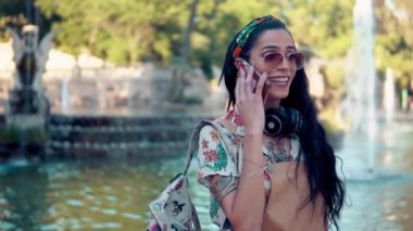 yeşil parkta güneş gözlüğü takan transseksüel model