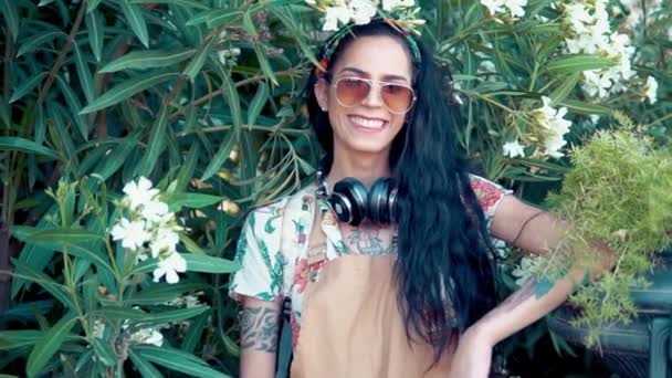 Transgender model dragen zonnebril in het groene park — Stockvideo