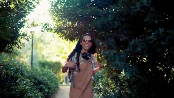 Transgender-Model mit Sonnenbrille im grünen Park — Stockvideo