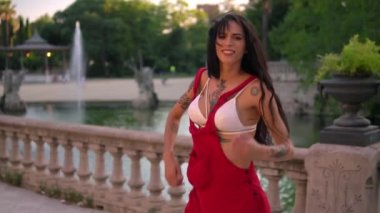 Ladyboy dövmeli transseksüel modeli yeşil parkta dans ediyor