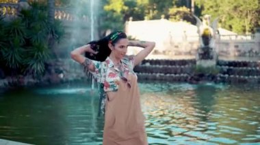 yeşil parkta güneş gözlüğü takan transseksüel model