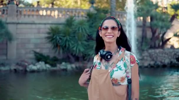 Modelo transgénero con gafas de sol en el parque verde — Vídeos de Stock