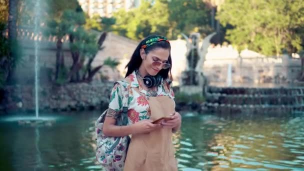 Transgender-Model mit Sonnenbrille im grünen Park — Stockvideo
