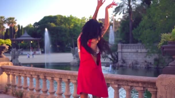 레이디 보이 문신 트랜스 젠더 모델은 녹색 공원에서 춤을 — 비디오