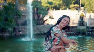 yeşil parkta güneş gözlüğü takan transseksüel model