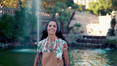 yeşil parkta güneş gözlüğü takan transseksüel model