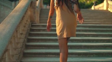 yeşil parkta güneş gözlüğü takan transseksüel model