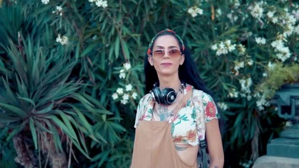 Modelo transgénero con gafas de sol en el parque verde — Vídeos de Stock