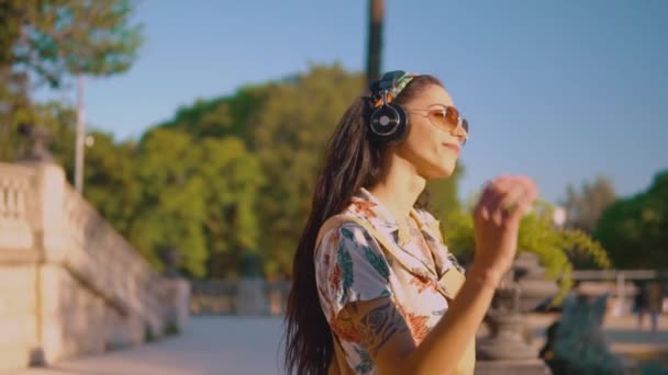 Modelo transgénero con gafas de sol en el parque verde — Vídeo de stock