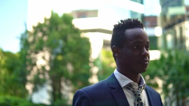 Afrikanischer amerikanischer Geschäftsmann im blauen Anzug zu Fuß — Stockvideo