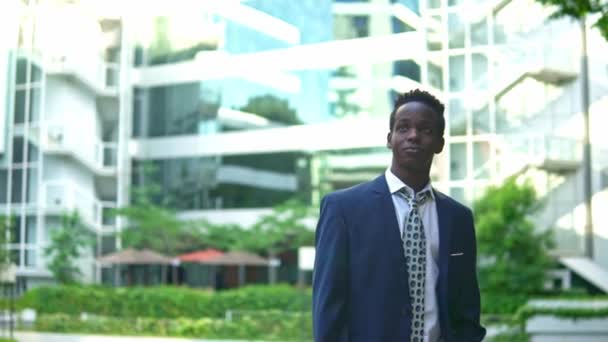 Afrikanischer amerikanischer Geschäftsmann im blauen Anzug stehend — Stockvideo