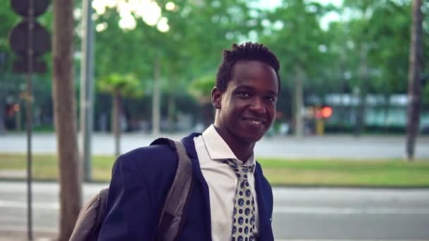 Hombre de negocios afroamericano sosteniendo portátil portátil con traje azul — Vídeo de stock