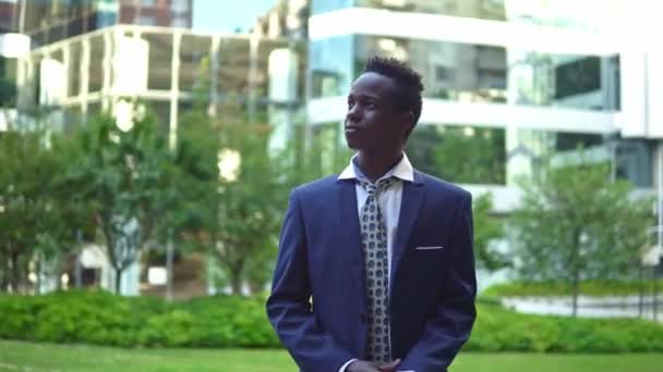 Афроамериканский бизнесмен в синем костюме стоит — стоковое видео