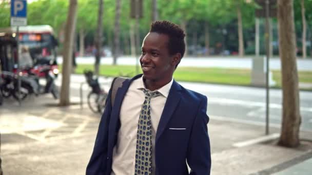 Uomo d'affari afroamericano in possesso di notebook con indosso abito blu — Video Stock