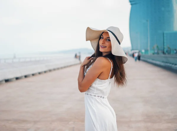 Krásná žena s bílými šaty a Pamelou kloboukem v ruce — Stock fotografie