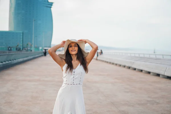 Mulher bonita vestindo vestido branco e chapéu pamela de pé — Fotografia de Stock