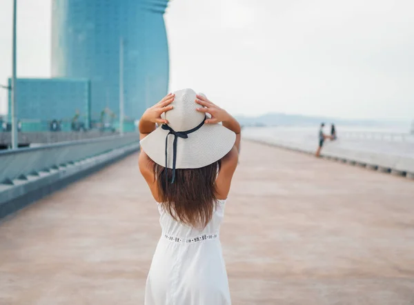 Mujer bonita vistiendo vestido blanco y sombrero de pamela de pie — Foto de Stock