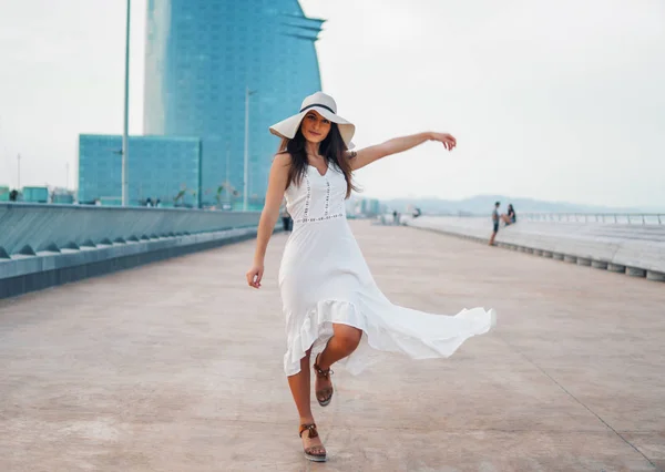Beyaz elbise ve pamela şapka ayakta giyen güzel kadın — Stok fotoğraf
