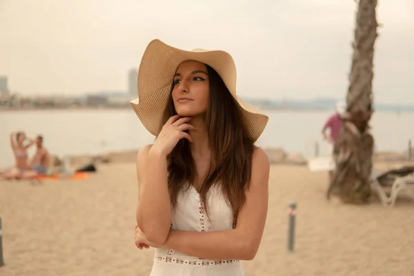 Mujer bonita vistiendo vestido blanco y sombrero de pamela de pie —  Fotos de Stock