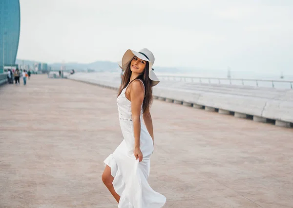 Όμορφη γυναίκα φορώντας λευκό φόρεμα και Πάμελα καπέλο στέκεται — Φωτογραφία Αρχείου
