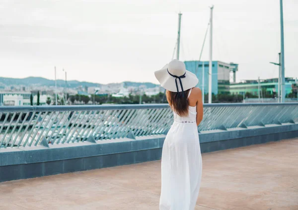 Bella donna vestita di bianco e cappello di pamela in piedi — Foto Stock