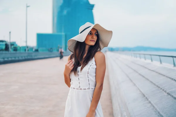 Beyaz elbise ve pamela şapka ayakta giyen güzel kadın — Stok fotoğraf