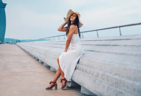 Bella donna vestita di bianco e cappello di pamela in piedi — Foto Stock