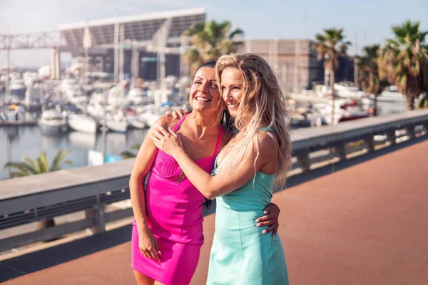 Mutlu en iyi arkadaş veya kız kardeş poz ve güzel bir ilişki gösteren