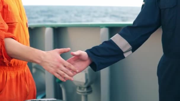 Ναυτικός εργολάβος επιχειρηματίας χειραψία με εργαζόμενο στο πλοίο. — Αρχείο Βίντεο