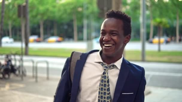 Africký Americký obchodník s notebookem na modrém obleku — Stock video
