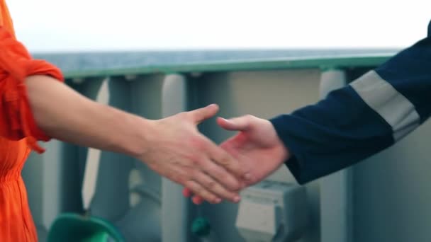 Przedsiębiorca wykonawca morski uścisk dłoni z pracownikiem na statku. — Wideo stockowe