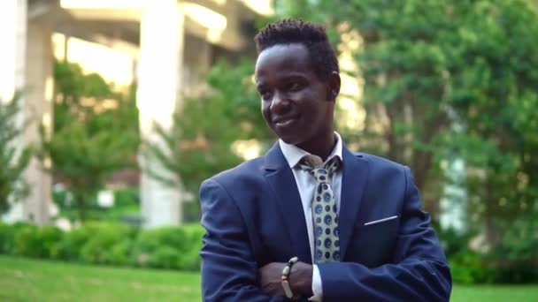 Αφρικανός Αμερικανός επιχειρηματίας φορώντας μπλε κοστούμι στέκεται — Αρχείο Βίντεο