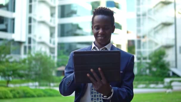 African American affärsman Holding laptop anteckningsbok bär blå kostym — Stockvideo