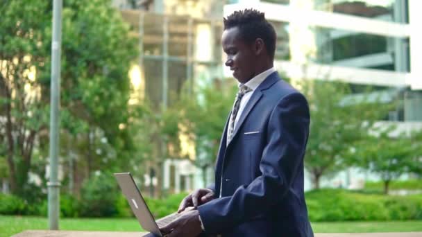 African American affärsman Holding laptop anteckningsbok bär blå kostym — Stockvideo