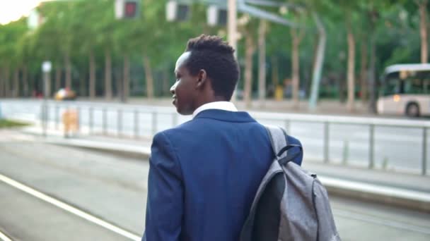 Empresário afro-americano segurando notebook laptop vestindo terno azul — Vídeo de Stock