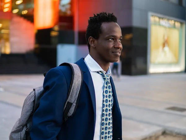 Afroamerikai üzletember kezében laptop notebook visel kék öltöny — Stock Fotó