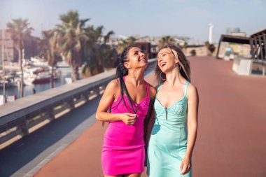 Mutlu en iyi arkadaş veya kız kardeş poz ve güzel bir ilişki gösteren