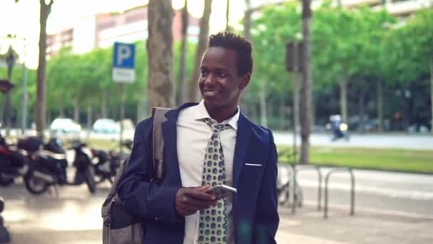 非洲裔美国商人拿着笔记本电脑，穿着蓝色西装 — 图库视频影像