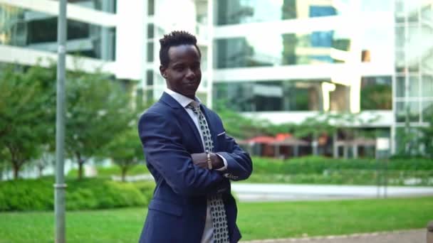 Afrikansk amerikansk affärsman klädd i blått kostym stående — Stockvideo
