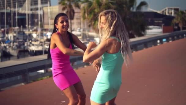 Felices mejores amigas o hermanas bailando y posando — Vídeos de Stock