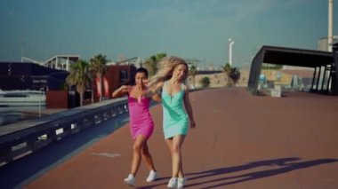 Mutlu en iyi arkadaş veya kız dans ve poz