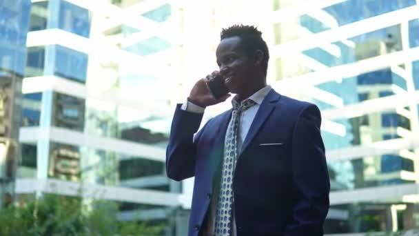 Homme d'affaires afro-américain tenant un téléphone portable en costume bleu — Video