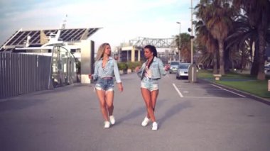 Mutlu en iyi arkadaş veya kız dans ve poz