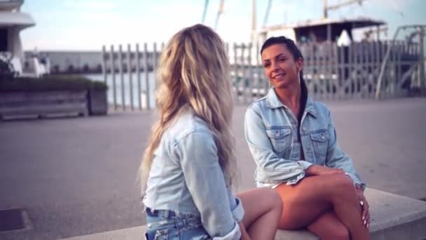 Best friends or sisters sitting and talking showing lovely relationship — Stock Video