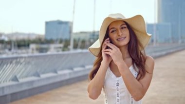 Beyaz elbise ve pamela şapka yürüyüş giyen Pretty kadın
