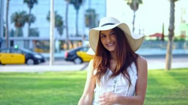 Beyaz elbise ve pamela şapka yürüyüş giyen Pretty kadın