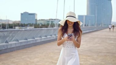 Beyaz elbise ve pamela şapka yürüyüş giyen Pretty kadın