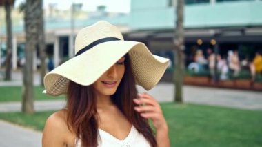 Beyaz elbise ve pamela şapka yürüyüş giyen Pretty kadın