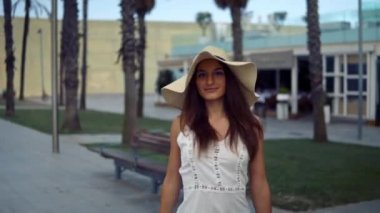 Beyaz elbise ve pamela şapka yürüyüş giyen Pretty kadın